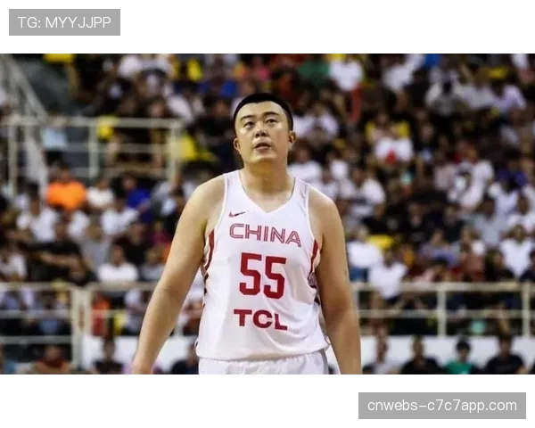 韩德君拼抢篮板重摔倒地，短暂治疗后坚持回场比赛